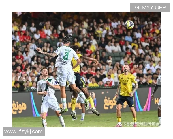 足球巨星场下互动揭秘：友谊、竞争与日常生活中的真实面貌